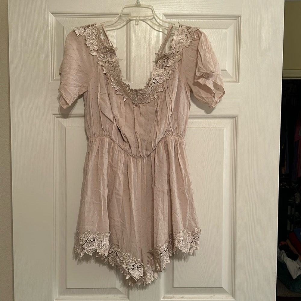 Ark NC woman’s beige lace shorts jumper / size L / T-76